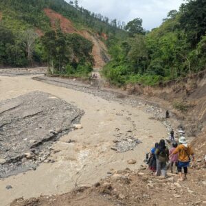 Warga tempuh jalur ekstrem
