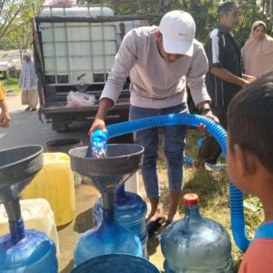 Yayasan Geutanyoe distribusi air bersih untuk korban banjir