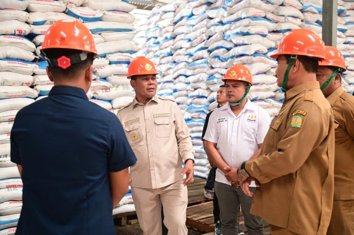 Bupati Aceh Besar tinjau stok pupuk subsidi
