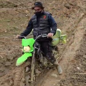 Kanit Tipikor Polres Aceh Tengah antar bantuan