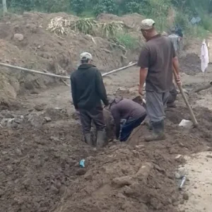 Pembuatan sumur bor di huntara Kampung Tunyang