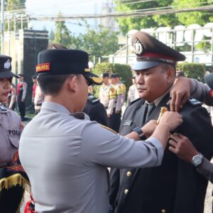 Personel Polres Aceh Tengah menerima tanda kehormatan Satyalancana Pengabdilan