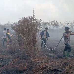 Polisi padamkam karhutla di Aceh Barat