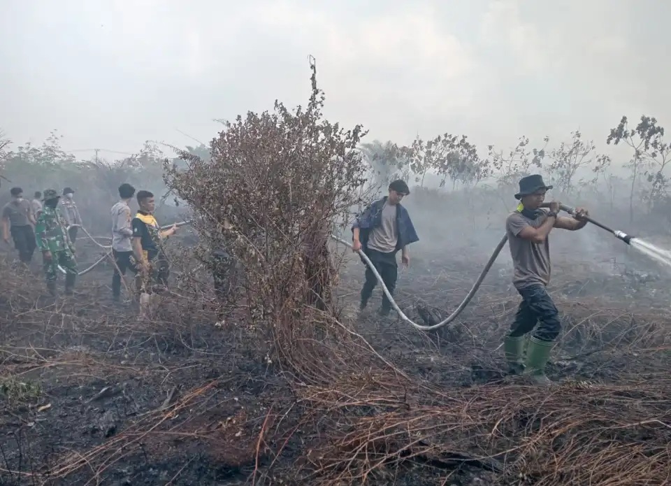 Polisi padamkam karhutla di Aceh Barat