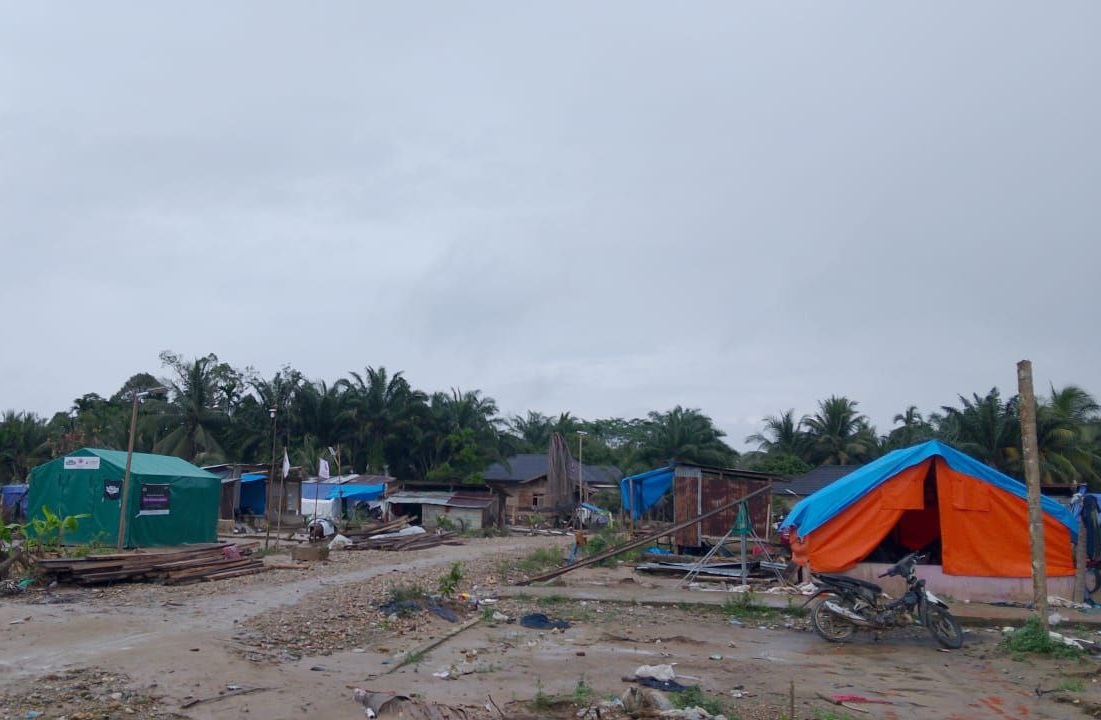 Warga Sekumur tinggal di tenda