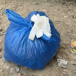 Kantong plastik berisi bangkai anjing