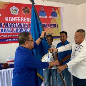 Ketua PWI Aceh serahkan pataka PWI kepada Sayuti Achmad