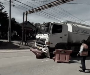 Truk tangki CPO menerobos barikade yang dipasang petugas perhubungan dekat Jembatan Darurat Kuta Blang