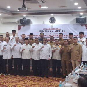 Wagub Fadhlullah foto bersama pimpinan MPR RI