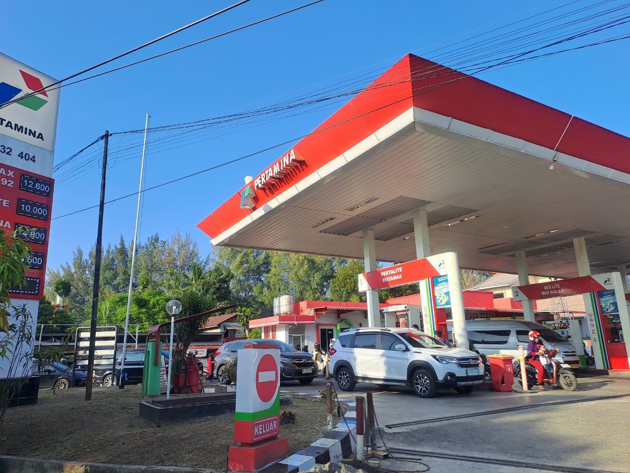 Antrean di SPBU di kawasan Lueng Bata1