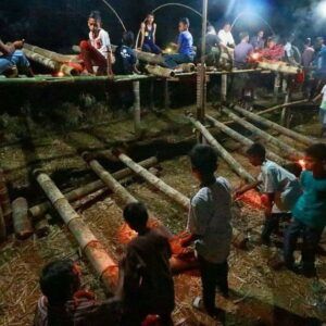 Sekelompok pemuda Aceh sedang menyulut meriam bambu (beude trieng) saat malam takbiran.