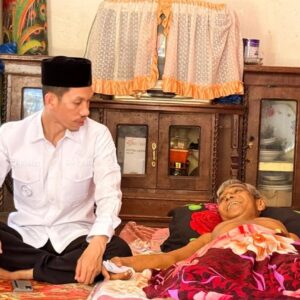 Bupati Aceh Barat Tarmizi jenguk Ngoh Baka mantan kombatan GAM sakit di Arongan Lambalek