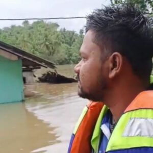 Faisal saat meninjau banjir