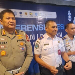 Kepala Dinas Perhubungan Aceh Teuku Faisal (tengah) memberikan keterangan pers mengenai kesiapan Angkutan Lebaran Idulfitri 1447 H di Banda Aceh.