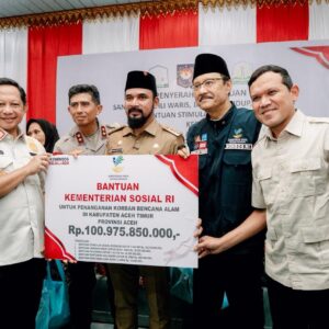 Mensos serahkan bantuan untuk Aceh Timur