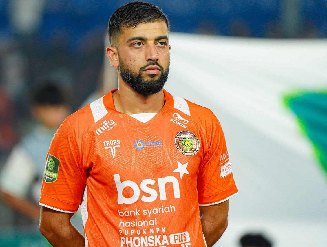 Pemain Persiraja Omid Popalzay