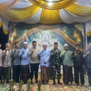 Foto bersama Kapolsek Simpang Keuramat Iptu M Nazir dan panitia santri Iskat saat pembukaan MTQ Haul ke-7 di Aceh Utara