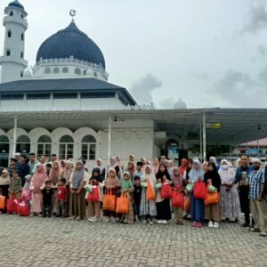 TOMPi foto bersama anak yatim jelang lebaran 2025