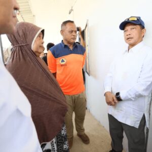 Mendagri Tito Karnavian saat meninjau kondisi dalam Huntara di Pidie Jaya