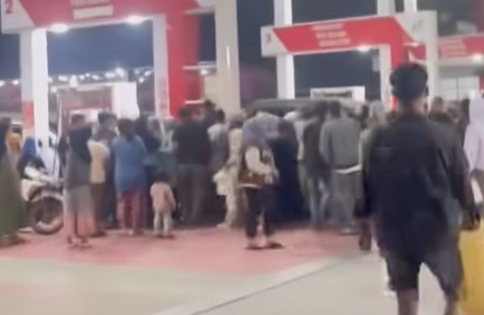 Warga Aceh Tengah antre BBM di Takengon