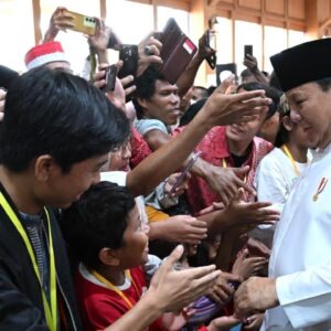 Presiden Prabowo Subianto menyapa masyarakat pada Open House Lebaran 1447 Hijriah di Istana Kepresidenan Jakarta.