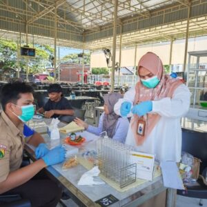 Petugas BBPOM Aceh sedang melakukan pengujian sampel pangan di warung kopi kawasan Kajhu.