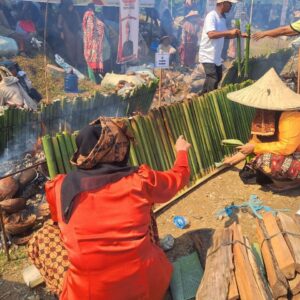 Bakar lemang di Meuseuraya Thet Leumang Abdya