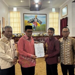 Bupati Haili serah SK Plt Kaban Kesbangpol kepada Iwan