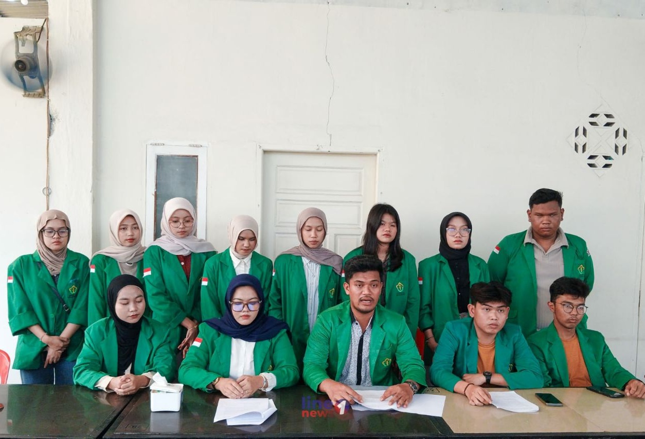 Ketua DPM Unimal Rendi Al Fariq konferensi pers tuntut JKA.