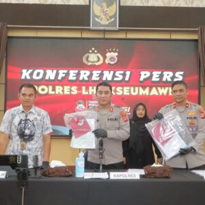 Kapolres Lhokseumawe Ahzan tunjukkan BB kasus penipuan proyek