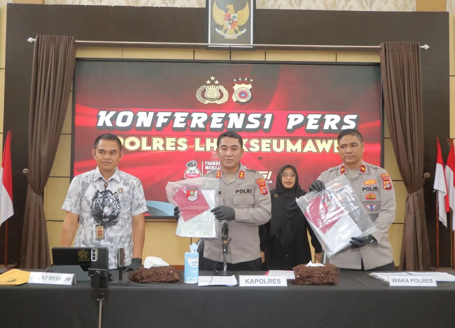 Kapolres Lhokseumawe Ahzan tunjukkan BB kasus penipuan proyek