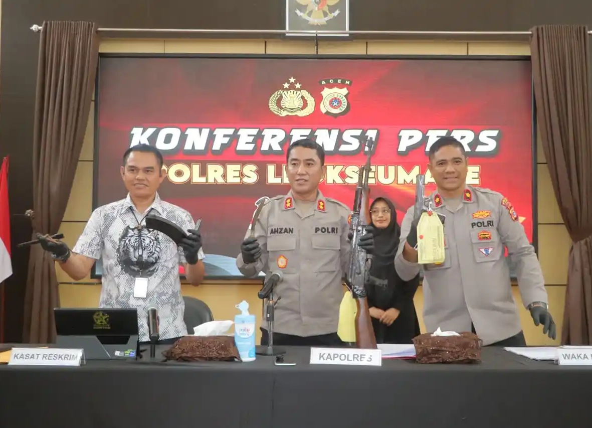Barang bukti AK-47 dan pistol FN hasil pengungkapan Polres Lhokseumawe