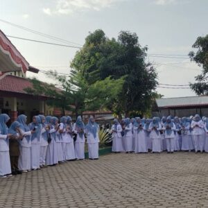 Nakes Puskesmas Banda Sakti berdoa saat apel pagi