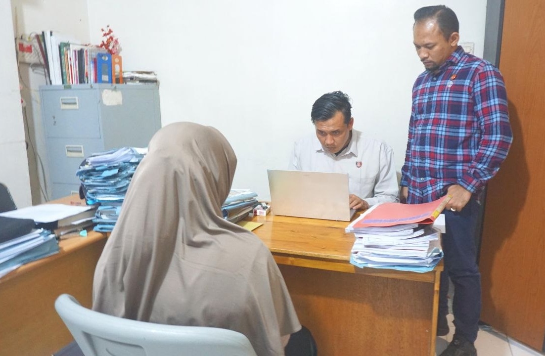 Penyidik Satreskrim Polresta Banda Aceh memeriksa terduga penganiaya bayi