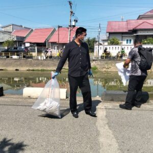 Polisi olah TKP penemuan janin di bantaran Krueng Doy