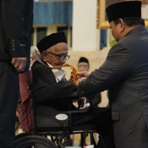 Presiden Prabowo anugerahkan Bintang Jasa kepada Nyak Sandang