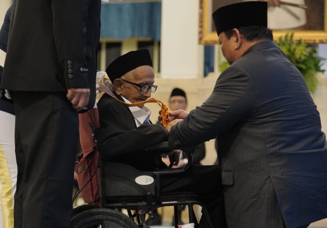 Presiden Prabowo anugerahkan Bintang Jasa kepada Nyak Sandang