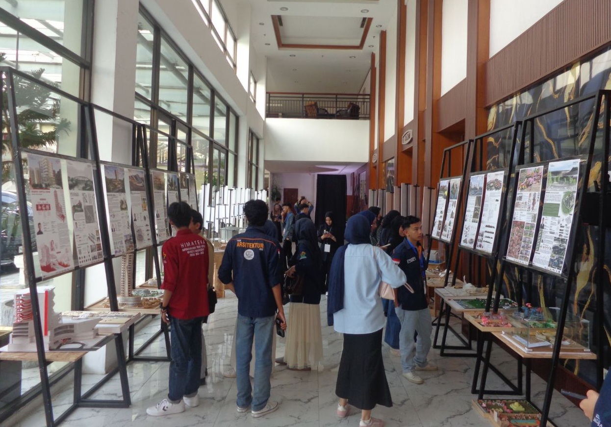 Pameran 7 maket karya mahasiswa Arsitektur Unimal di International Conference DR3 Aceh 2026 Hermes Palace Hotel