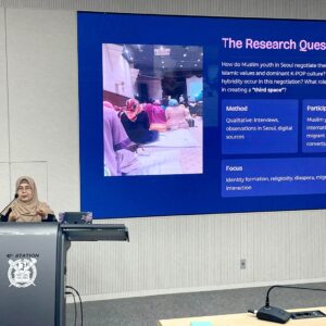 Profesor Eka Mulyani memaparkan hasil risetnya di Seoul