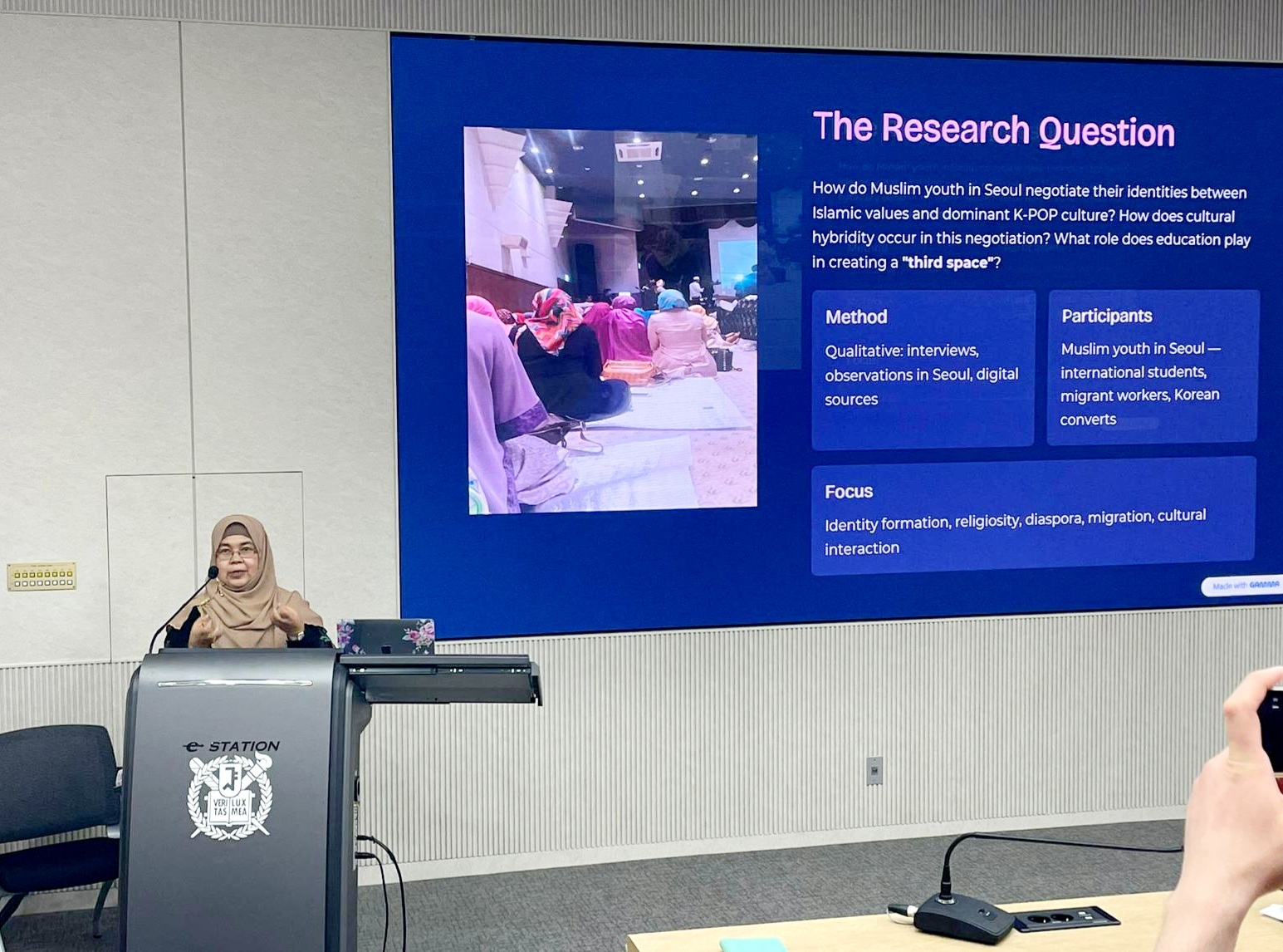 Profesor Eka Mulyani memaparkan hasil risetnya di Seoul