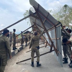Satpol PP bongkar pondok di trotoar kawasan Blang Bintang