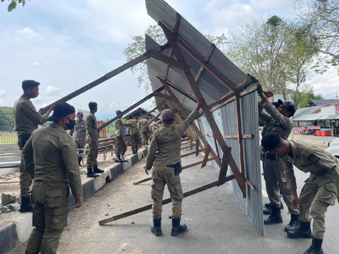 Satpol PP bongkar pondok di trotoar kawasan Blang Bintang