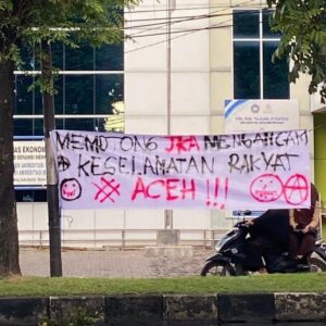 Spanduk protes pemotongan JKA di Banda Aceh