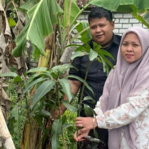 Vicky dan Feronika saat akad nikah dengan mahar sepasang bibit pohon mangga di Rembang