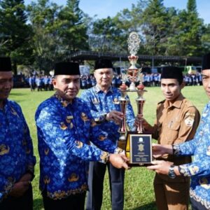 Wabup Muchsin serahkan piala kepada Reje Atu Lintang