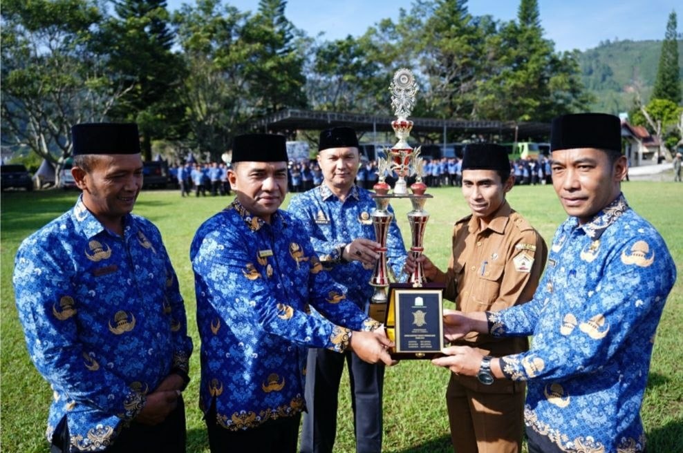Wabup Muchsin serahkan piala kepada Reje Atu Lintang