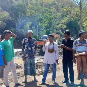 warga Kalampo sewa ekskavator untuk keruk sungai