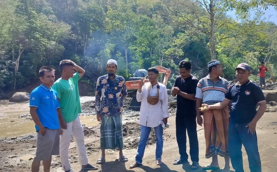 warga Kalampo sewa ekskavator untuk keruk sungai