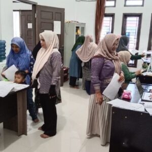 Warga padati Kantor Keuchik Leu Ue urus persyaratan adm