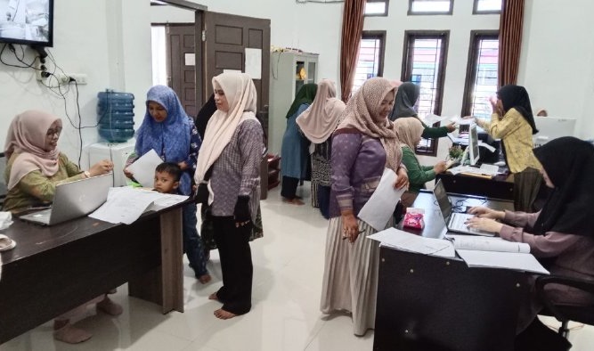 Warga padati Kantor Keuchik Leu Ue urus persyaratan adm